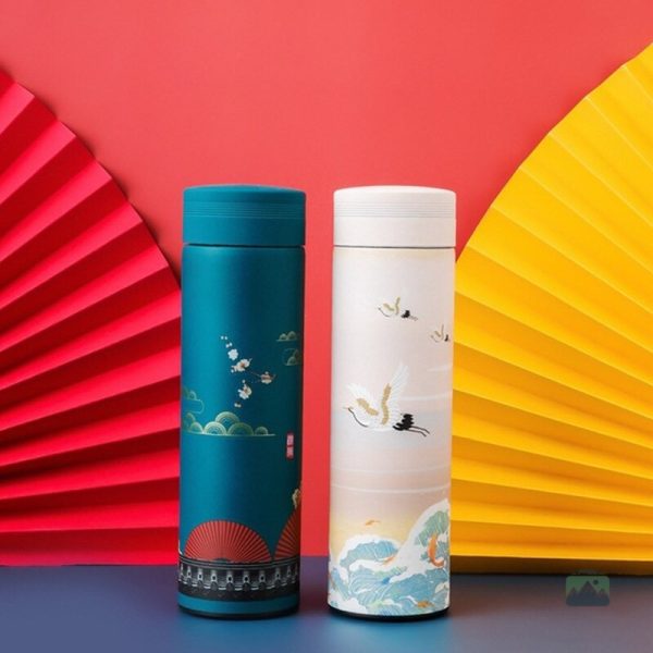 Infuseur à thé dans une bouteille élégante bleu marine