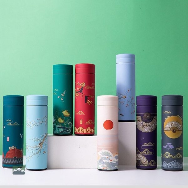 Infuseur à thé vert dans une bouteille élégante