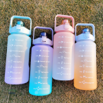 Gourde rose et bleue 2L, accessoire de sport pratique