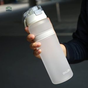Gourde sportive blanche, idéale pour le fitness et les activités de plein air