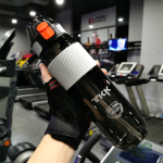 Gourde noire pour le sport, design transparent et léger