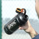Gourde sport légère en bleu, idéale pour les activités en extérieur