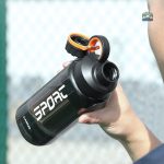 Gourde de sport 1L en noir, idéale pour les activités en plein air