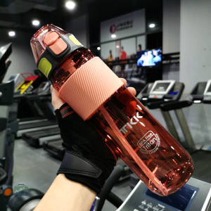 Gourde rose pour activité sportive, légère et fonctionnelle