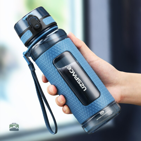 Gourde bleue en denim, idéale pour le sport et les activités