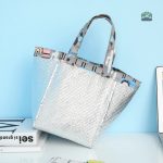 Sac à déjeuner à carreaux beige, idéal pour le transport de nourriture