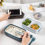 Contenants alimentaires bleus avec compartiments séparés