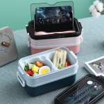 Contenants séparés dans une lunch box verte