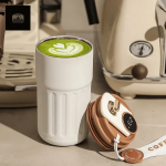 Mug isotherme au design moderne et fonctionnel