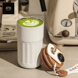 Mug isotherme au design moderne et fonctionnel