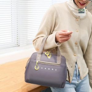 Sac isotherme femme en gris pour le transport de repas